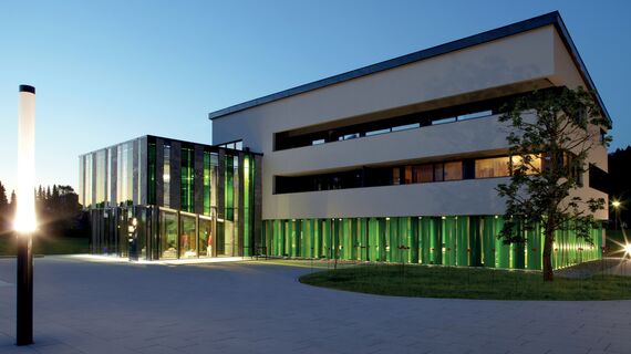 BriseSoleil 100 Osłony przeciwsłoneczne - Community centre Breitenwang Community Centre zlokalizowany w Breitenwang, Austria